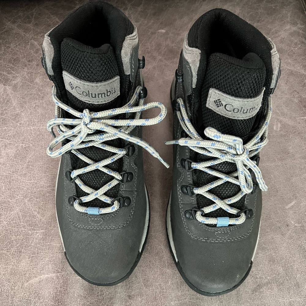 Columbia NEW hiking boots. 8W